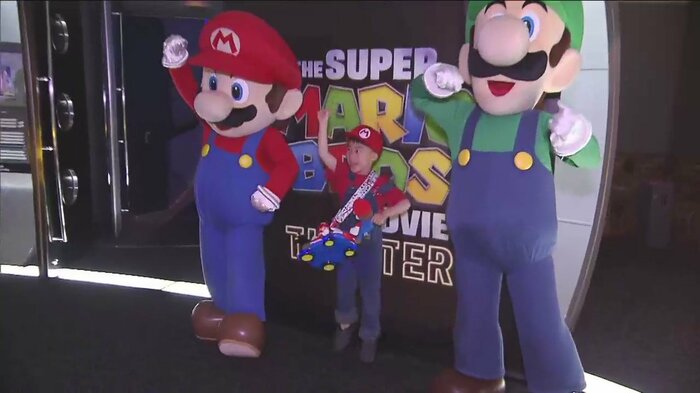 マリオとルイージ挟まれ、元気にジャンプ！