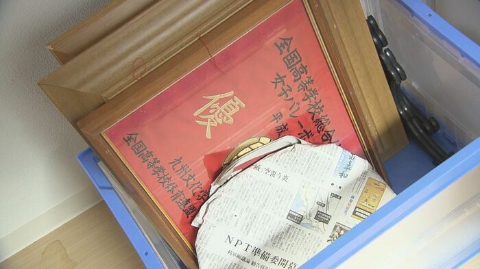 無造作に置かれた賞状や記念品