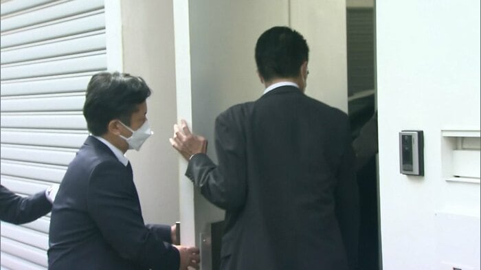 家宅捜索に入る静岡県警の捜査員(4月10日)