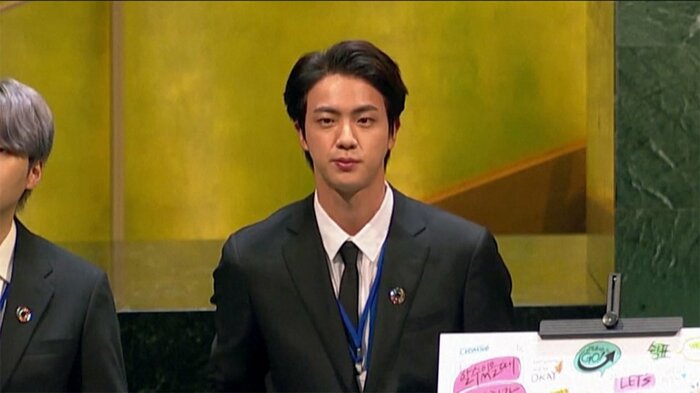 13日に、韓国軍に入隊するJINさん