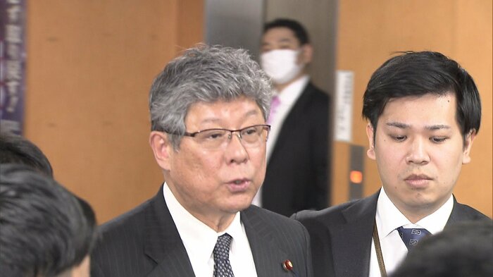 記者に囲まれる高木前国対委員長 2月1日