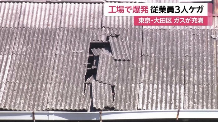 爆発の影響で破損したとみられる工場の屋根