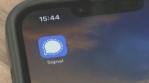 秘匿性の高いアプリ「シグナル」を使用していた