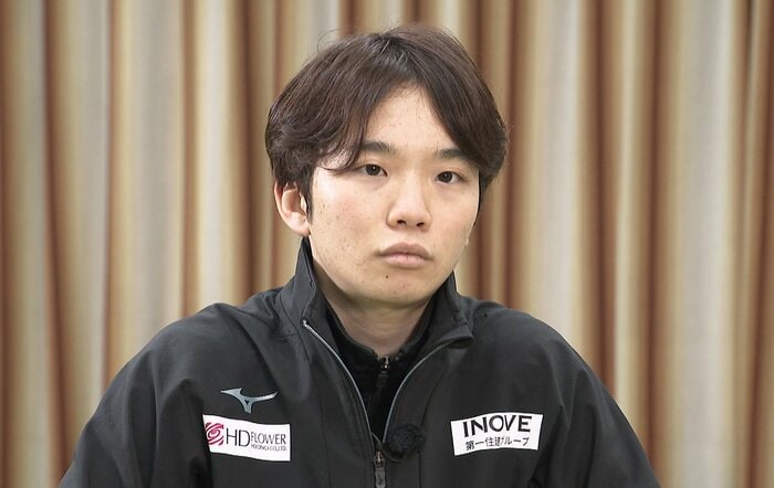 インタビューに応じる友野