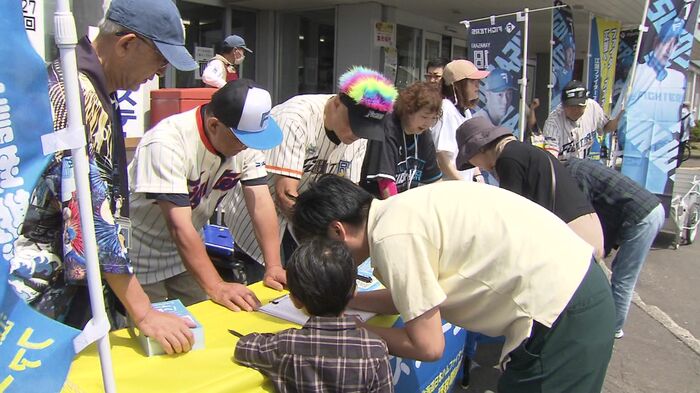 江別市での署名活動の様子(2025年7月)