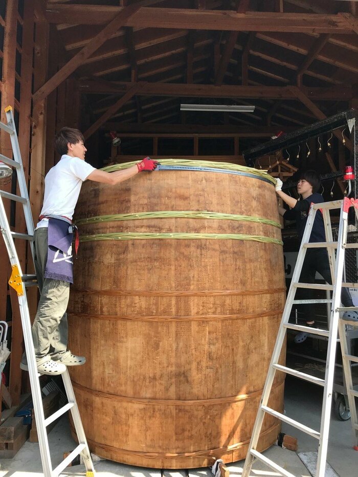 巨大な桶の「タガ」締め直し