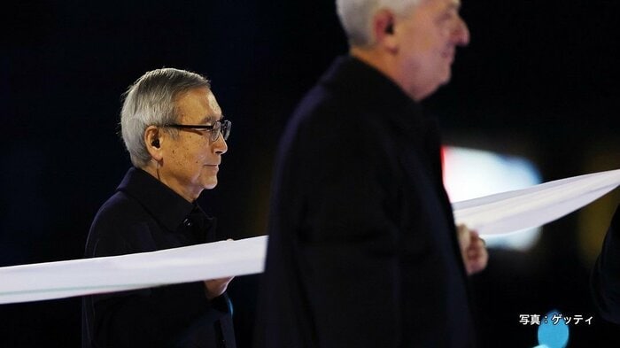 ミラノ・コルティナオリンピック開会式でフラッグを運ぶ秋葉氏