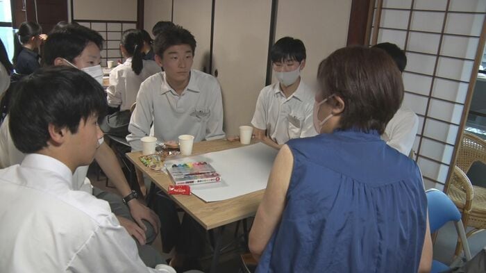まみさんの話を聞く生徒たち