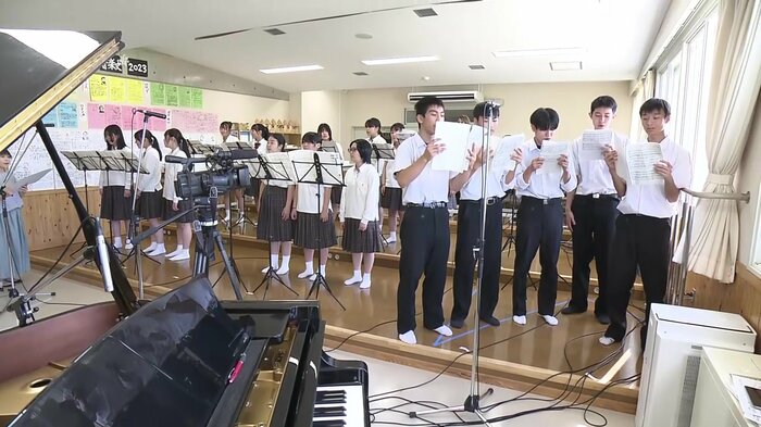 新しい校歌を歌う生徒たち
