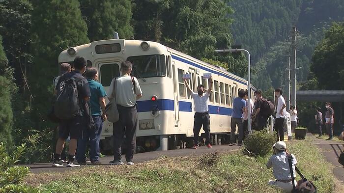 最後の姿を目に、写真に収める鉄道ファンたち