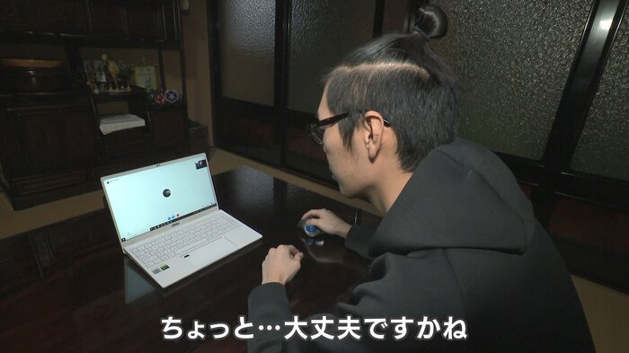 電話がつながらず不安そうな谷さん