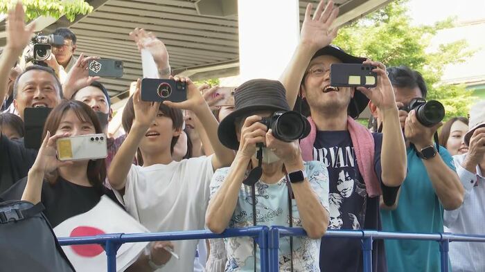 上皇ご夫妻を出迎えた人たち