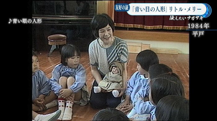 人形の歴史を園児たちに語る先生
