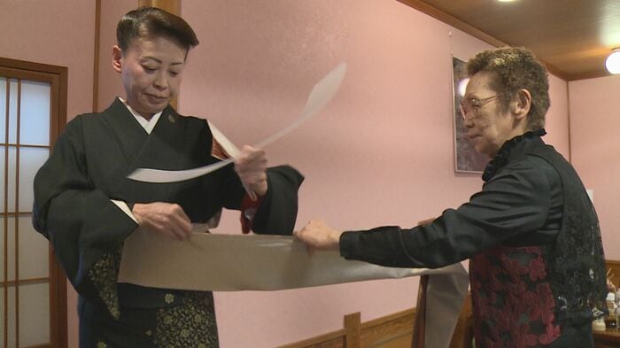 左:芸者・真珠子さん 右:オーナーの椎名三枝子さん