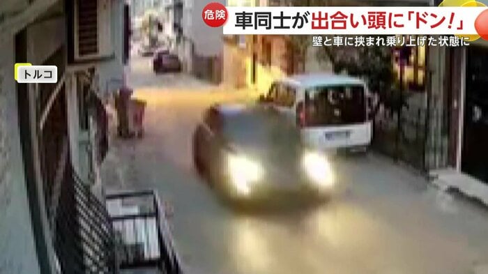 十字路に向けて走っていく黒い車(IHA)