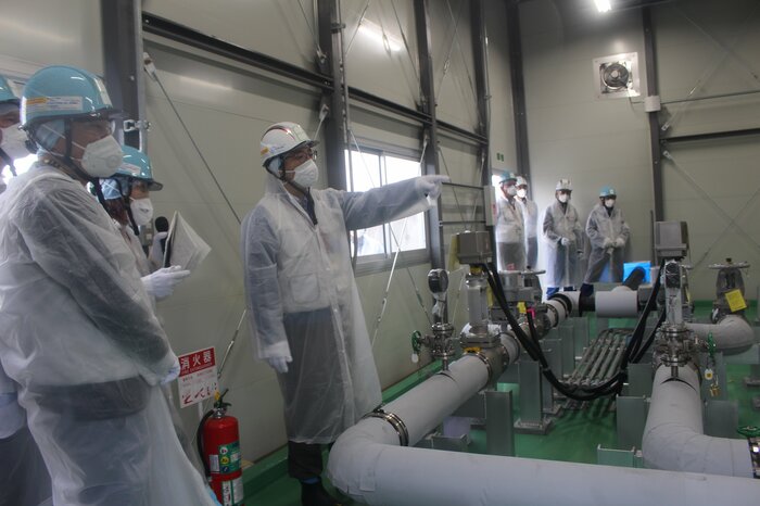 緊急遮断弁を視察(提供:東京電力ホールディングス)