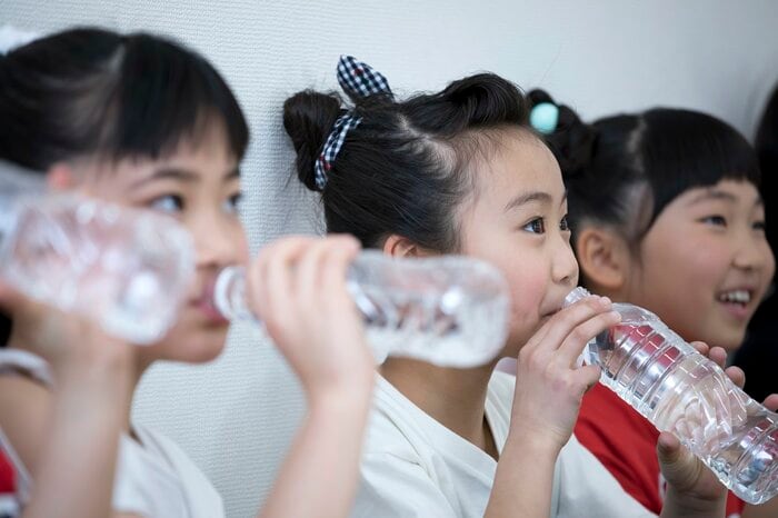 休み時間ごとに水分補給を推奨(イメージ)
