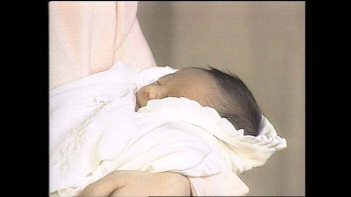 平成7（1995）年1月6日　紀子さまに抱かれ退院された佳子さま