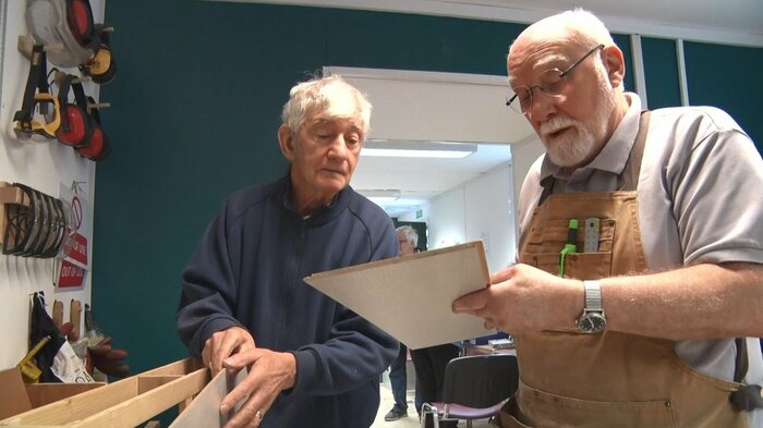「Men's Sheds」で作業する男性たち(撮影:FNNロンドン支局)