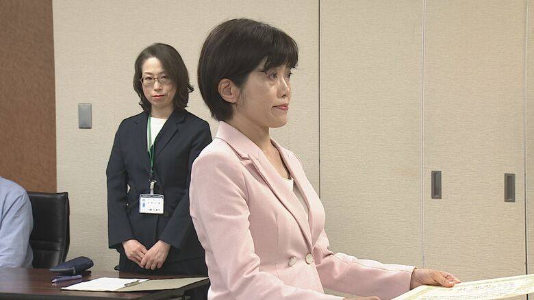 課題解決へ思い新たに 立憲・打越さく良氏に当選証書「重い責任感じる」 当選証書に記された“結婚後の姓”には「ガクッと」新潟｜FNNプライムオンライン