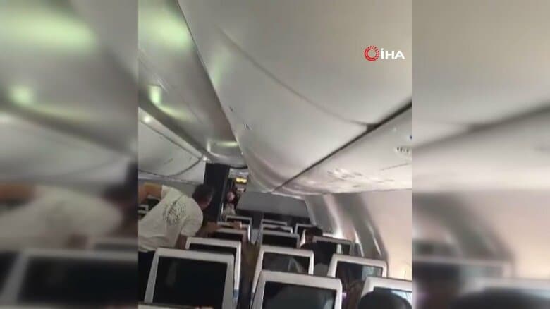 乗客らが旅客機の急降下を食い止める　墜落させようとした副操縦士を拘束｜FNNプライムオンライン