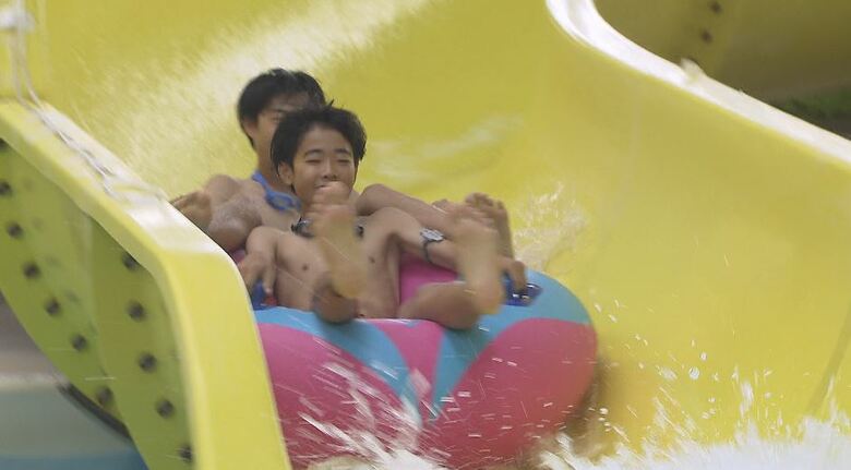 「宿題あと20ページ」「終わってほしくない」夏休み残りわずか　長野市の屋内プールにぎわう「最後の思い出作り」　多くの小中学校で来週から2学期　始業式のピークは24日｜FNNプライムオンライン