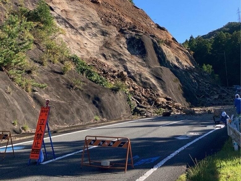 モルタルが崩れて道路にまで…県道でのり面が高さ約40m・長さ約30mにわたり崩落 一部区間で通行止めに 三重県大紀町｜FNNプライムオンライン