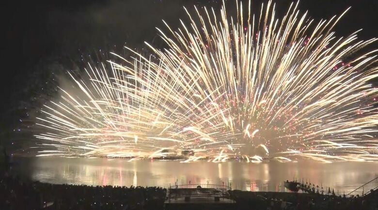 「人生で一番良かった」湖面に輝く大輪　諏訪湖祭湖上花火大会　湖の上で半円描く“水上スターマイン”が名物　終了後、スマホのライトを振って客が花火師に「感謝」｜FNNプライムオンライン