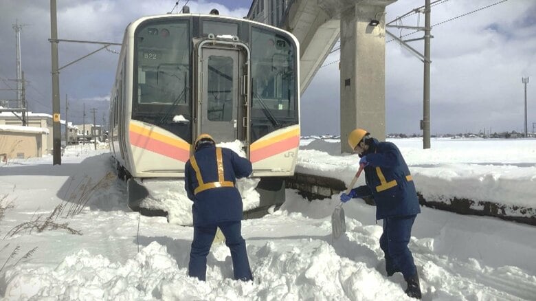 【大雪】JR駅に乗客約570人足止め…救済まで最大8時間40分も新潟支社長「駅と駅の間に止めないように…」過去には駅間に立往生で救済まで15時間超｜FNNプライムオンライン