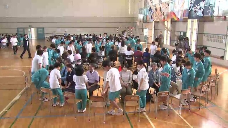 次々席を変わって会話　中学生と大人が「トークフォークダンス」　岩手県盛岡市｜FNNプライムオンライン