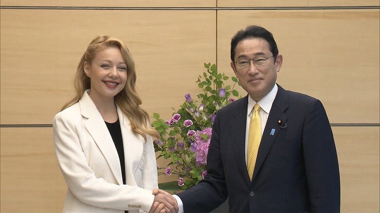ウクライナの国民的歌手チーナ・カーロリさんが岸田首相と面会 日本の支援に謝意｜FNNプライムオンライン