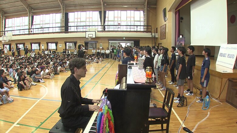 80年前に広島で被爆したピアノで米ピアニストが演奏会　城山小児童が全員で「子らのみ魂よ」合唱｜FNNプライムオンライン