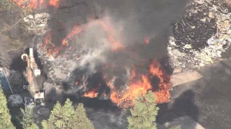 【速報】黒煙と炎が激しく上がる「ウレタンが燃え広がって裏山に」と通報　焼却炉から飛び火したか　消防が出動　福岡・岡垣町｜FNNプライムオンライン