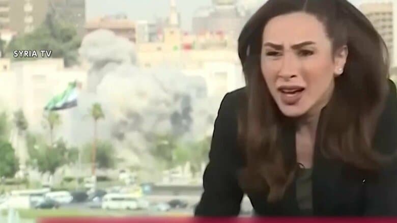 【緊迫】慌ててその場から離れ…テレビ生放送中にキャスターの背後で突然の爆発音　イスラエル軍がシリア“首都中枢”空爆の瞬間…3人死亡34人けが｜FNNプライムオンライン