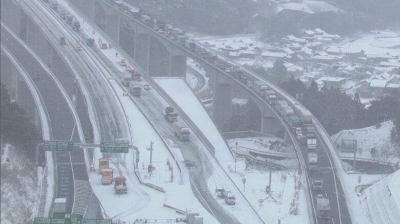 強い寒波再び…新名神では路面凍結で大型トラック等数台がスタック 渋滞解消に約4時間 3連休まで厳しい寒さか｜FNNプライムオンライン