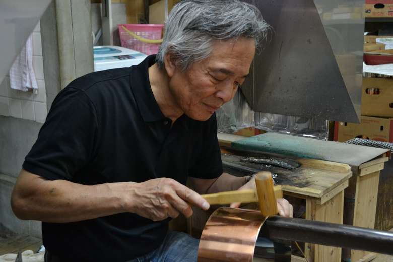 茶筒を製作する5代目の八木聖二さん