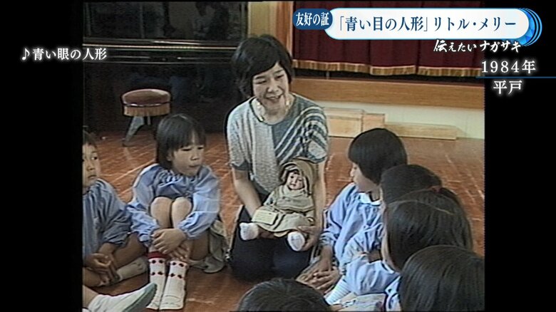人形の歴史を園児たちに語る先生