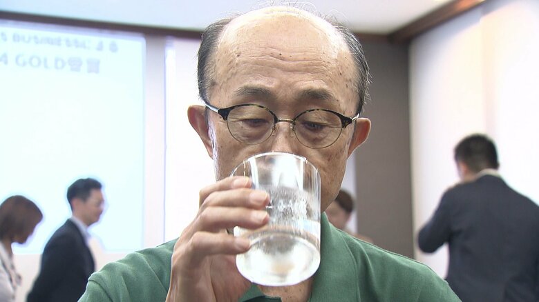 ゆうこうの生産農家も試飲を楽しんだ