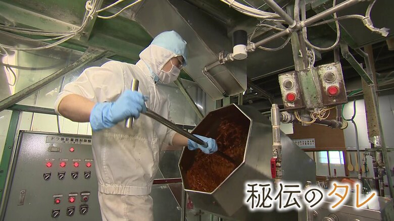 秘伝のタレを絡めていく