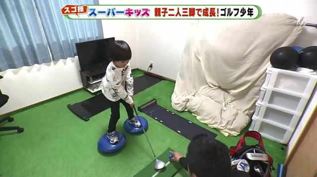 バランスクッションに乗って練習