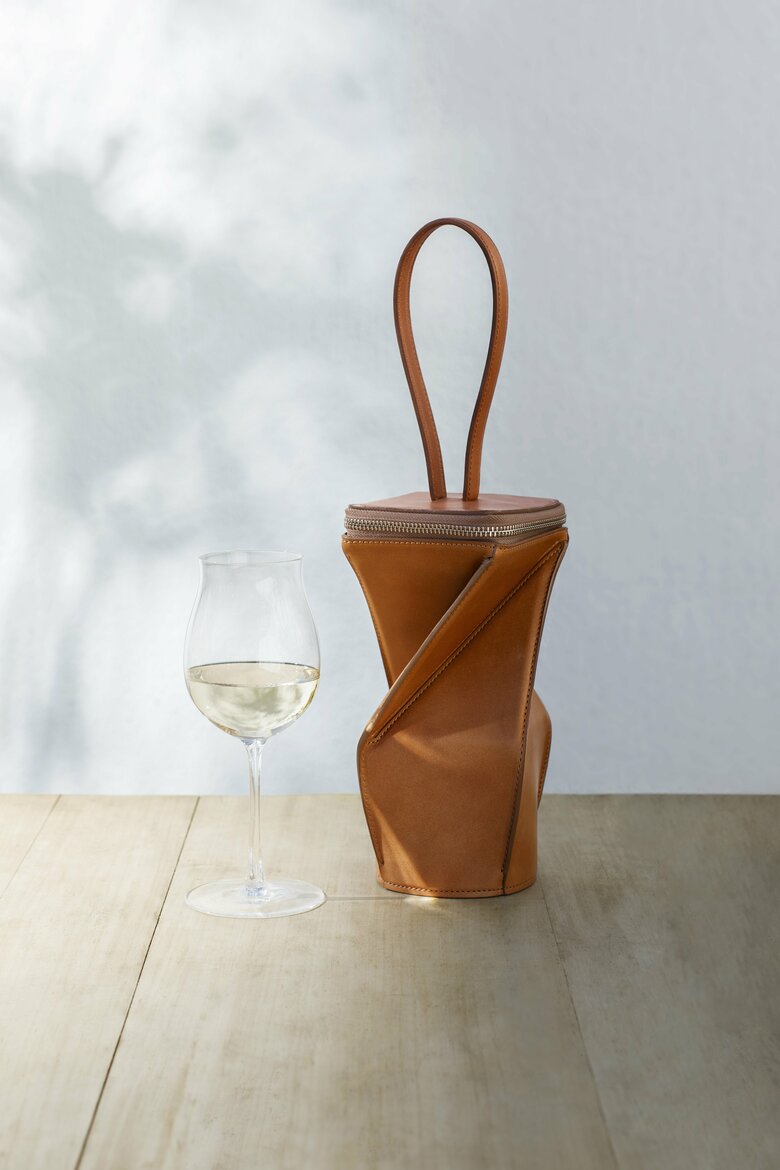 ワイングラスバッグ（提供：土屋鞄製造所）