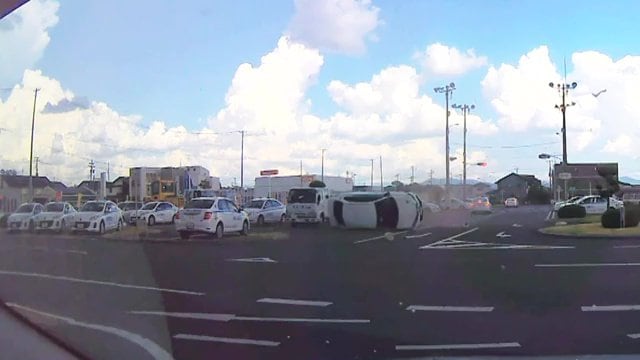 15ｍほど飛ばされる　コースには教習中の車も