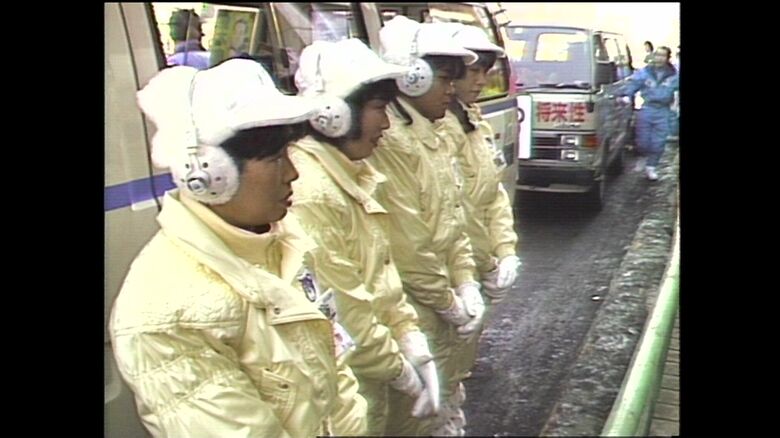 厚着をして寒さをしのぐ選挙運動員