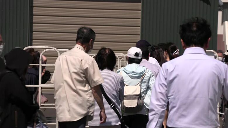 松原米穀の本社前には100人以上の行列