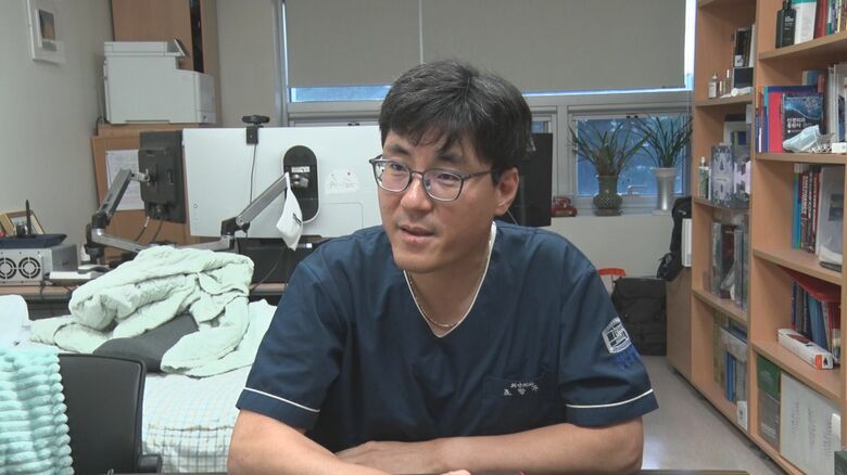 インタビューに応じる議政府聖母病院のチョ医師