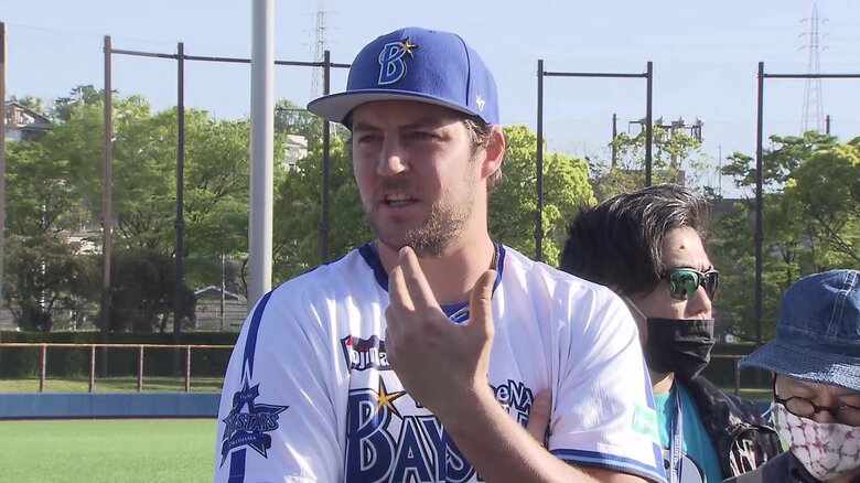 試合後に取材を受けるT・バウアー