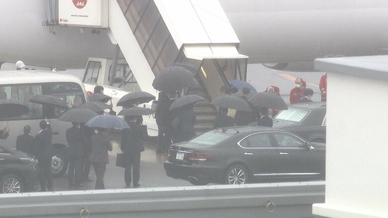 予備機に搭乗される両陛下