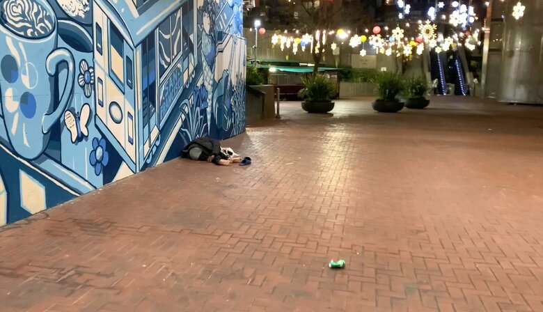 岸田首相が宿泊したホテル周辺にも大勢の路上生活者がいた