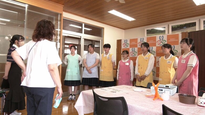 認知症カフェの運営に参加する生活科学科福祉コースの3年生7人