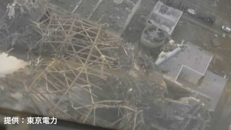 上空から撮影された3月16日の福島第一原発3号機と4号機　